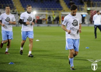 El Lazio sale a calentar con camisetas de Ana Frank contra el antisemitismo