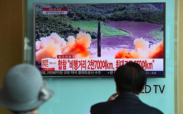 La gente ve una pantalla de noticias de televisión mostrando imágenes de un lanzamiento de misiles de Corea del Norte, en una estación de tren en Seúl el 29 de agosto de 2017. (AFP / Jung Yeon-Je)