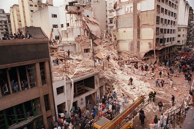 Las secuelas del bombardeo de la AMIA de 1994 en Buenos Aires (Periódico La Nación (Argentina / Wikipedia Commons)