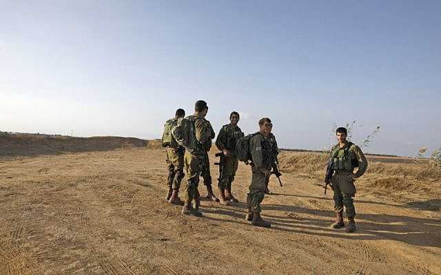 Los soldados israelíes patrullan cerca de la frontera israelí con la Franja de Gaza el 30 de octubre de 2017, cerca de Kibbutz Kissufim en el sur de Israel. (AFP PHOTO / MENAHEM KAHANA)