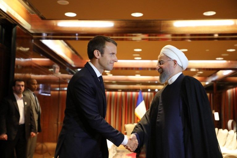 El presidente de Francia Emmanuel Macron (L) saluda al presidente iraní Hassan Rouhani en el Millennium Hotel en Nueva York el 18 de septiembre de 2017, en Nueva York. (AFP Photo / Ludovic Marin)