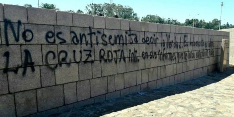 Vandalizaron el Memorial del Holocausto Judío en Uruguay con mensajes antisemitas