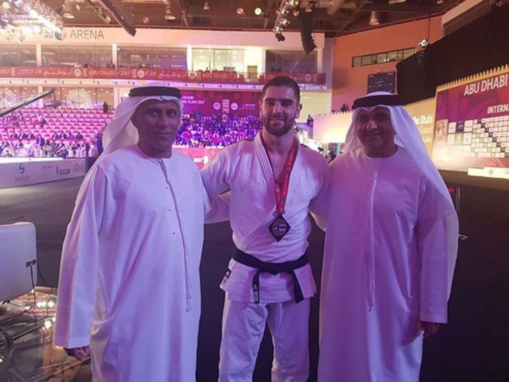 Judoka israelí Peter Paltchik con oficiales de los Emiratos Árabes Unidos en el Grand Slam de Abu Dhabi el 28 de octubre de 2017. (IJF)