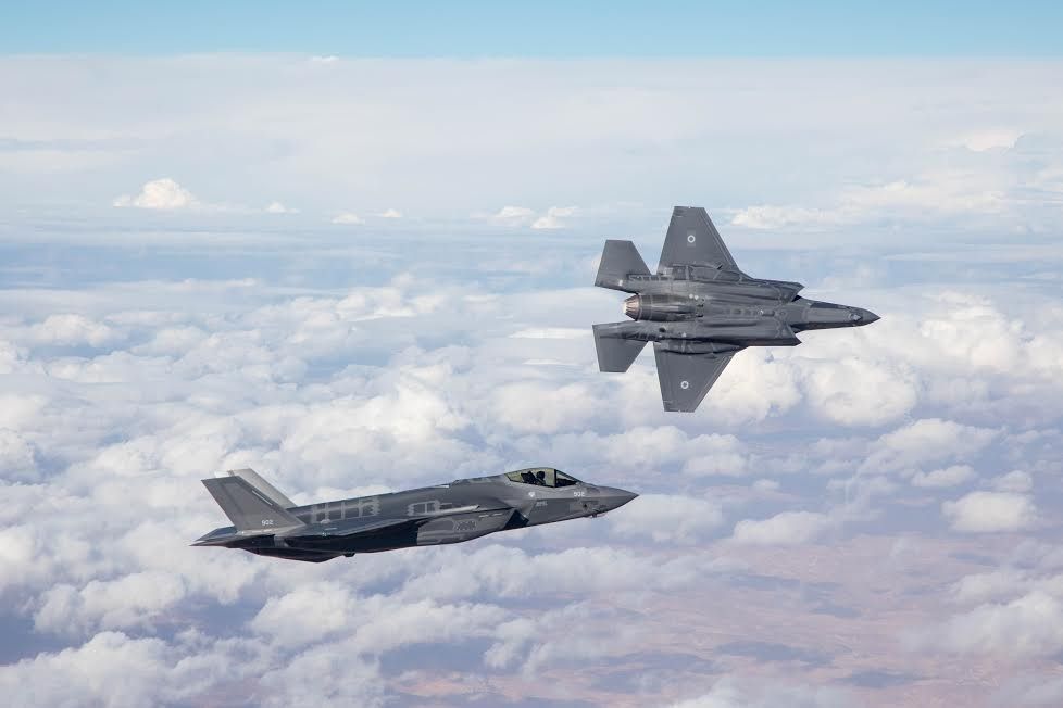 Primeros dos aviones de combate furtivos F-35 de Israel en su primer vuelo como parte de la Fuerza Aérea israelí el 13 de diciembre de 2016. (Fuerzas de Defensa de Israel)