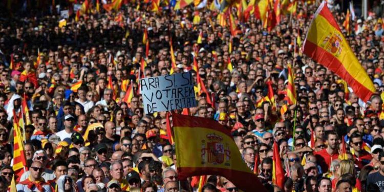 Saludos neonazis vistos en protesta contra la independencia de Cataluña