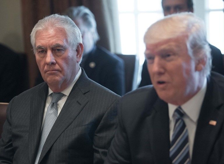 El secretario de Estado de los Estados Unidos, Rex Tillerson (L), observa cómo el presidente de Estados Unidos, Donald Trump, habla con la prensa antes de reunirse con su gabinete en la Sala del Gabinete de la Casa Blanca el 13 de marzo de 2017. (AFP Photo / Nicholas Kamm)