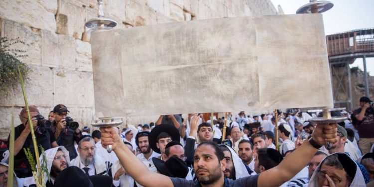 Judíos sostienen el rollo de la Torá en la bendición sacerdotal anual durante la festividad de Sukkot en el Muro Occidental en la Ciudad Vieja de Jerusalém el 8 de octubre de 2017. (Yonatan Sindel / Flash90) - UNESCO