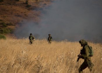 Soldados israelíes buscan en la zona del impacto de un proyectil procedente de Siria