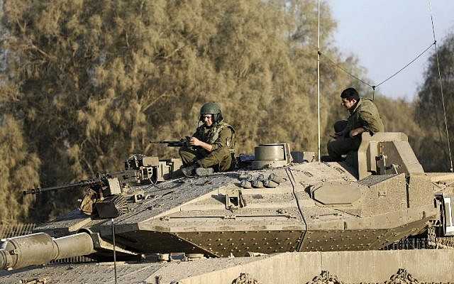 Soldados israelíes en un tanque cerca de la frontera israelí con la Franja de Gaza el 30 de octubre de 2017, cerca de Kibbutz Kissufim en el sur de Israel. (AFP PHOTO / MENAHEM KAHANA)