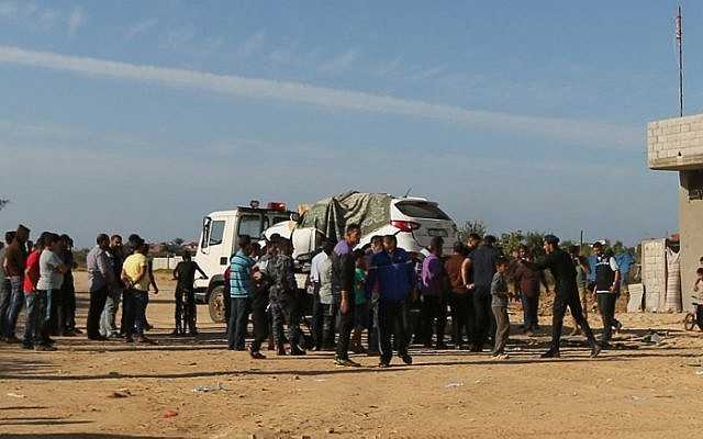 Una foto tomada el 27 de octubre de 2017 muestra a las fuerzas de seguridad palestinas leales a Hamás reunidas alrededor del automóvil del jefe de seguridad de Hamás, Tawfiq Abu Naim, después de que estallara en el llamado "campo de refugiados" de Nusseirat en la franja central de Gaza, dejándolo herido. (AFP PHOTO / MAHMUD HAMS)