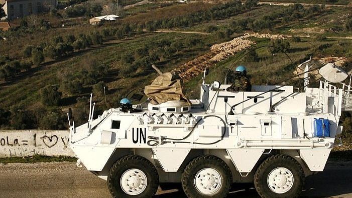 Un agente de mantenimiento de la paz de UNIFIL conduce un vehículo blindado en la localidad libanesa de Adaisseh, cerca de la frontera con Israel, el 19 de enero de 2015. (AFP / Mahmoud Zayyat)