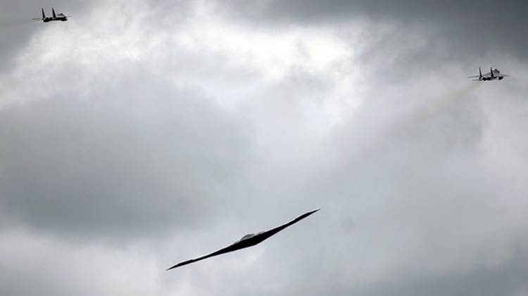 Un B-2 pasa al lado de dos cazas F15 (Getty Images)
