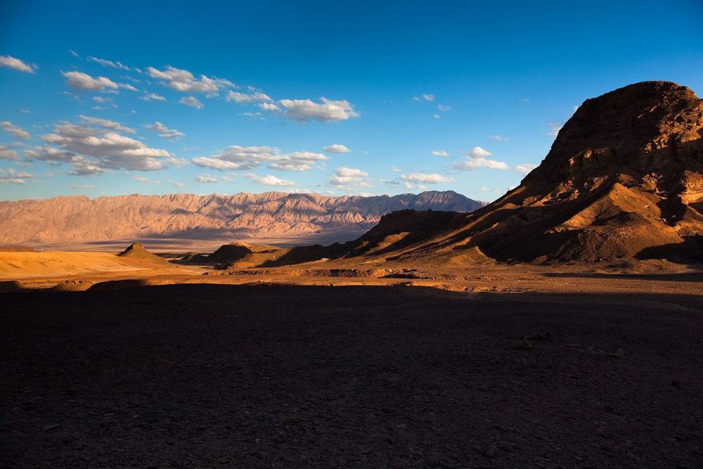 A última hora de la tarde en el Valle de Timna, un ambiente inhóspito donde no se había pensado que las mujeres caminaran. (Crédito: Doron Nissim)