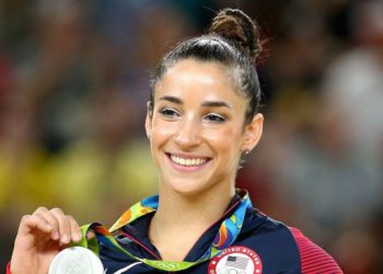 La medallista de plata Aly Raisman celebra en el podio en la ceremonia de entrega de medallas para el Piso Femenino en el Día 11 de los Juegos Olímpicos Rio 2016 en el Rio Olympic Arena el 16 de agosto de 2016 en Río de Janeiro, Brasil. (Foto por Alex Livesey / Getty Images vía JTA)