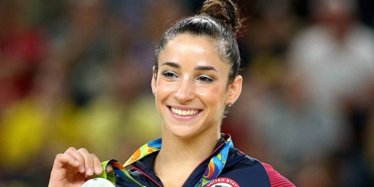 La medallista de plata Aly Raisman celebra en el podio en la ceremonia de entrega de medallas para el Piso Femenino en el Día 11 de los Juegos Olímpicos Rio 2016 en el Rio Olympic Arena el 16 de agosto de 2016 en Río de Janeiro, Brasil. (Foto por Alex Livesey / Getty Images vía JTA)