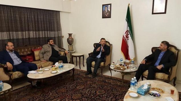 El agente de Hamás Saleh al-Arouri (2. ° R) se reúne con el oficial iraní Hossein Amir Abdollahian (R) y otros agentes de Hamás en Líbano el 1 de agosto de 2017. (Cortesía)