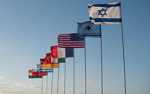 Las banderas de Israel, la Fuerza Aérea Israelí, Estados Unidos, Francia, Italia, Alemania, Grecia, Polonia e India en la base aérea de Ovda como parte del ejercicio internacional Bandera Azul a principios de noviembre de 2017. (Fuerzas de Defensa de Israel)