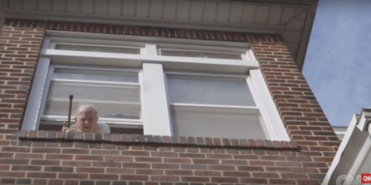Conmemorado Kristallnacht, adolescentes judíos protestan frente a la casa de ex guardia nazi en NY