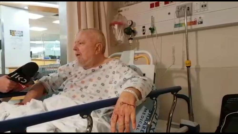 Desde su cama en el hospital, David Ramati recuerda haber sido atropellado por un automóvil en un ataque terrorista fuera del poblado judío de Efratel 17 de noviembre de 2017. (Captura de pantalla: Centro Médico Shaare Zedek)