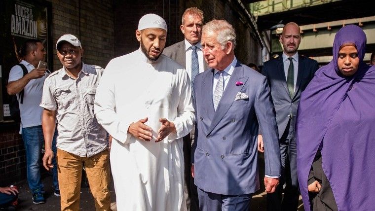 El Gran Bretaña Carlos, Príncipe de Gales (3° R) e Imán Mohammed Mahmoud (3° L) visitan los tributos florales que quedaron cerca de la escena del ataque de la Mezquita Finsbury en el área de Finsbury Park en el norte de Londres el 21 de junio de 2017, tras un ataque terrorista islamita a los peatones. (AFP Photo / Pool / John Nguyen)