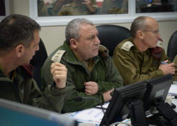 El Jefe del Comando Norte, el General Aviv Kochavi, a la derecha, habla con el Jefe del Estado Mayor de las FDI Gadi Eisenkot, centro, junto con el Jefe de la Dirección General de Operaciones, General Nitsan Alon, durante un ejercicio militar el 20 de enero de 2016. (Unidad del Portavoz de las FDI)