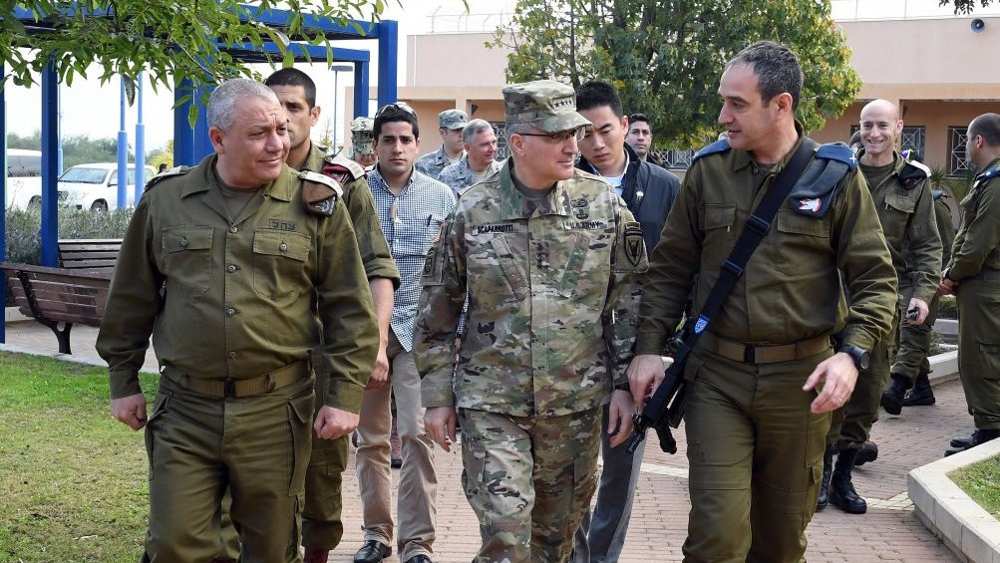 El general Curtis M. Scaparrotti, recorre la sede del Sistema de Defensa de Misiles Arrow en Palmachim, acompañado por el Jefe de Estado Mayor de las FDI, Teniente General Gadi Eizenkot y el Comandante de Defensa Aérea Brig. Gen. Zvika Haimovitch, 7 de marzo de 2017. (Matty Stern / Embajada de los Estados Unidos en Tel Aviv)