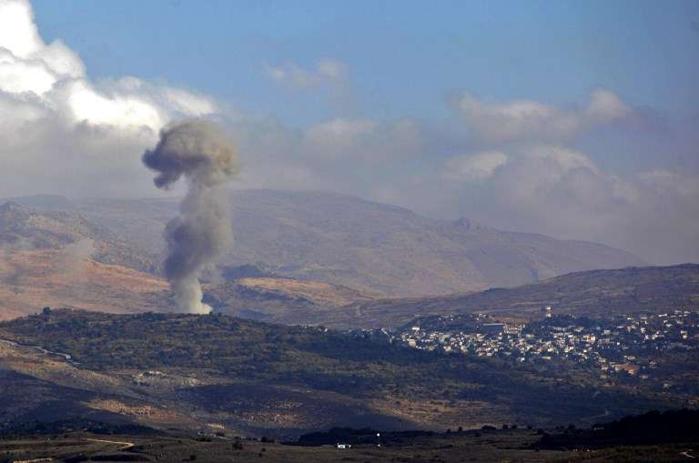 El humo se eleva de la aldea drusa de Hadar, en el sur de Siria, después de un atentado suicida que mató a nueve personas, el 3 de noviembre de 2017. (Jalaa Marey / AFP)