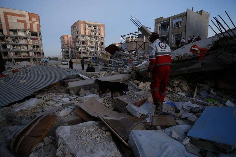 El personal de rescate realiza tareas de búsqueda y rescate después de un terremoto de magnitud 7.3 en Sarpol-e Zahab, en la provincia iraní de Kermanshah, el 13 de noviembre de 2017. (AFP PHOTO / ISNA / POURIA PAKIZEH)