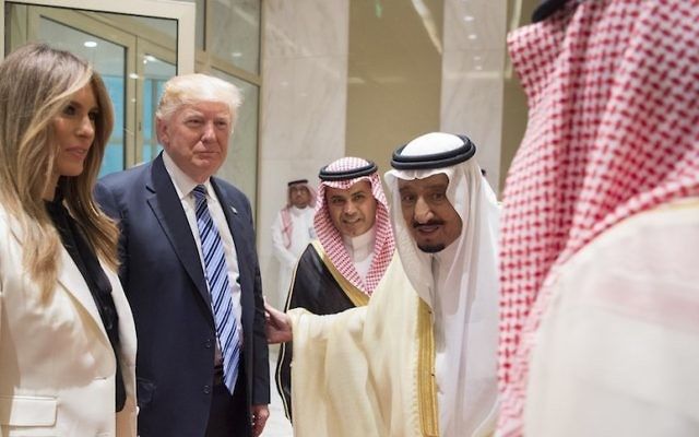 El presidente Donald Trump y la primera dama Melania Trump con el rey Salman bin Abdulaziz al-Saud de Arabia Saudita, segundo desde la derecha, en la ceremonia de inauguración del Centro Global de Lucha contra la Ideología Extremista en Riad, Arabia Saudita, 21 de mayo de 2017. (Bandar Algaloud / Consejo Real de Arabia Saudita / Agencia Anadolu / Getty Images)