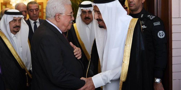 El presidente de la Autoridad Palestina Mahmoud Abbas se reúne con el rey saudí Salman en Riyadh el 7 de noviembre de 2017. (Thaer Ghanaim / Wafa)