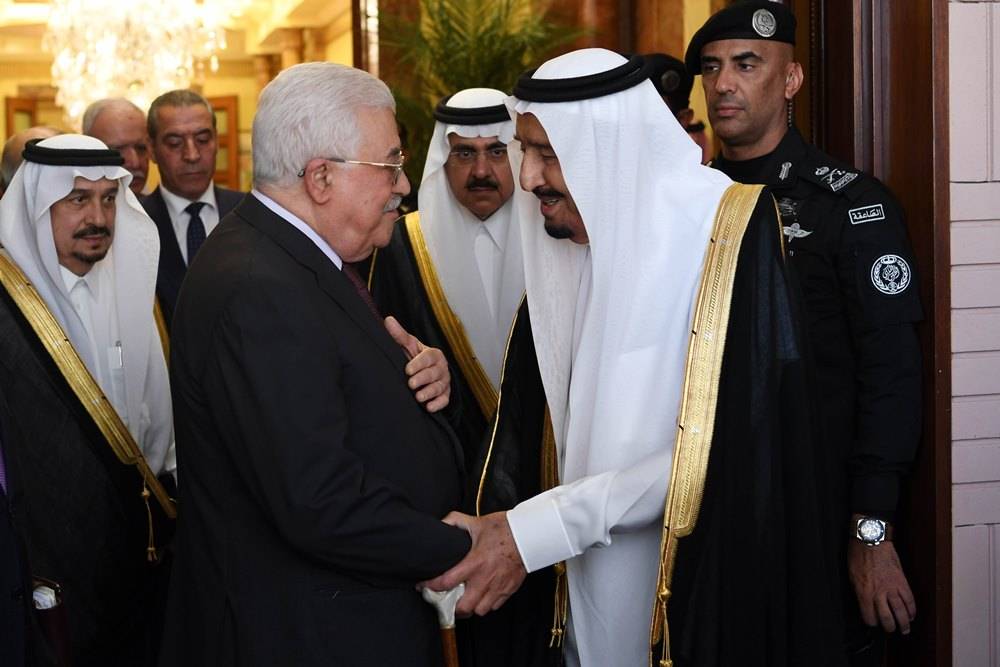 El presidente de la Autoridad Palestina Mahmoud Abbas se reúne con el rey saudí Salman en Riyadh el 7 de noviembre de 2017. (Thaer Ghanaim / Wafa)