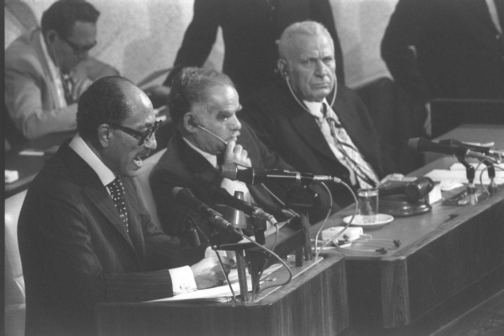 El presidente egipcio Anwar Sadat (L) se dirige a la Knesset israelí en Jerusalén, el 20 de noviembre de 1977 (crédito de la foto: Flash 90)