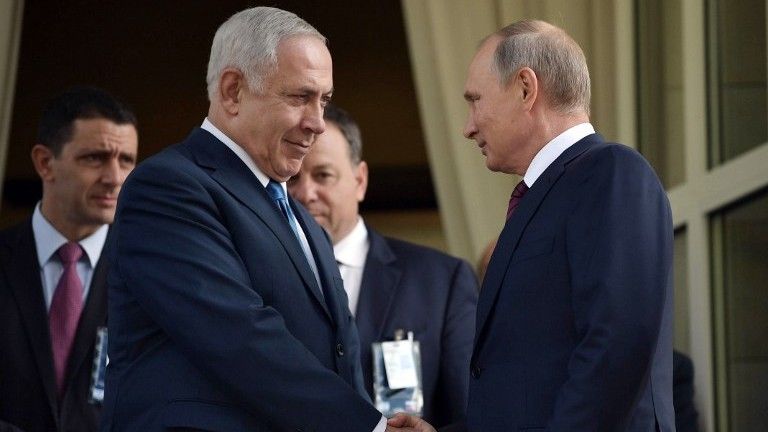 El presidente ruso, Vladimir Putin (R), estrecha la mano del primer ministro Benjamin Netanyahu durante su reunión en Sochi el 23 de agosto de 2017. (AFP Photo / Sputnik / Alexey Nikolsky)