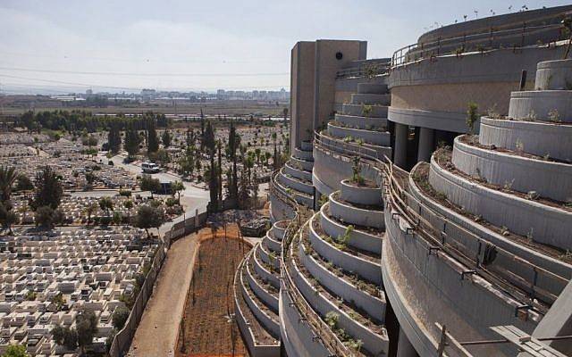 Esta foto del 6 de octubre de 2014 muestra una nueva parte vertical del cementerio de Yarkon en las afueras de la ciudad de Petah Tikva, Israel. (AP / Dan Balilty)