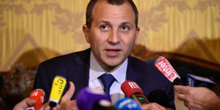 El ministro libanés de Asuntos Exteriores, Gebran Bassil, pronuncia una conferencia de prensa en París el 14 de noviembre de 2017. (AFP / Lionel BONAVENTURE)