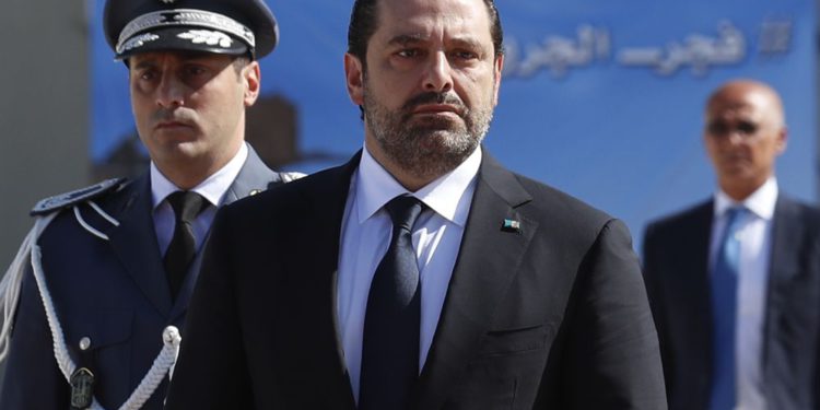 En esta foto tomada el viernes 8 de septiembre de 2017, el primer ministro libanés Saad Hariri, a la izquierda, llega a un funeral en masa de diez soldados libaneses en el Ministerio de Defensa libanés, en Yarzeh, cerca de Beirut, Líbano. (AP Photo / Hassan Ammar)