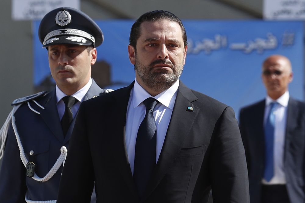 En esta foto tomada el viernes 8 de septiembre de 2017, el primer ministro libanés Saad Hariri, a la izquierda, llega a un funeral en masa de diez soldados libaneses en el Ministerio de Defensa libanés, en Yarzeh, cerca de Beirut, Líbano. (AP Photo / Hassan Ammar)