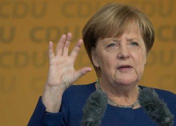 La canciller alemana Angela Merkel se dirige a una manifestación de la campaña electoral de su partido Unión Demócrata Cristiana en Fritzlar, Alemania, el 21 de septiembre de 2017. (AFP / dpa / Swen Pförtner)