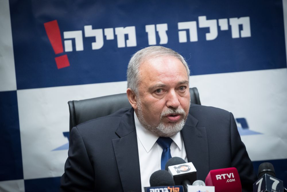 El ministro de Defensa, Avigdor Liberman, encabeza una reunión del partido Yisrael Beytenu en la Knesset en Jerusalén el 30 de octubre de 2017. (Yonatan Sindel / Flash 90)