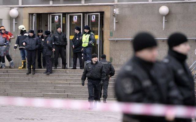 Los agentes de policía vigilan la entrada a la estación de metro de Sennaya Square en San Petersburgo el 3 de abril de 2017. (AFP Photo / Olga Maltseva)