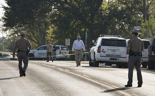 Los agentes del orden trabajan cerca de la Primera Iglesia Bautista de Sutherland Springs después de un tiroteo fatal, el 5 de noviembre de 2017, en Sutherland Springs, Texas. (AP / Darren Abate)