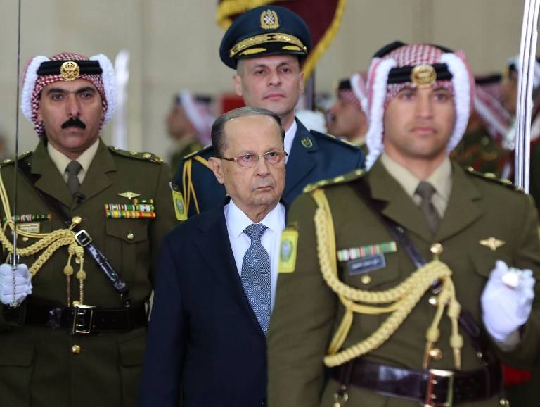 El presidente libanés Michel Aoun (C) y el rey jordano Abdullah II (no visible en esta foto) revisan la guardia de honor durante una ceremonia oficial de bienvenida en el aeropuerto de Marka en Ammán el 14 de febrero de 2017. (AFP Photo / Pool / Khalil Mazraawi)