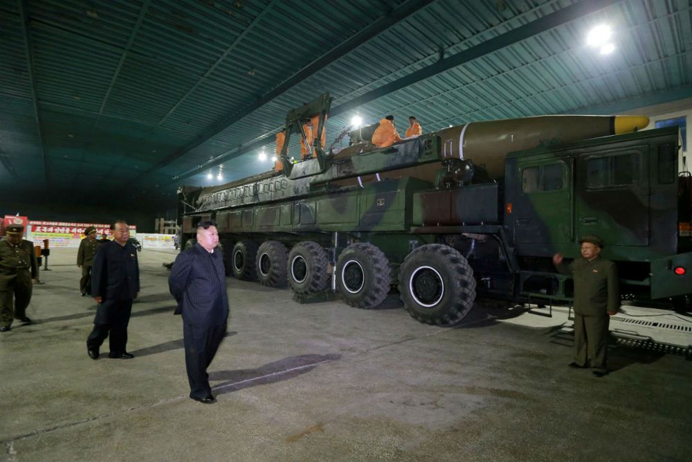 Kim Jong-un inspecciona un Hwasong-14, modelo anterior (Reuters)