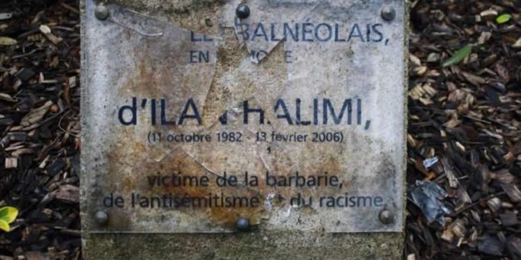 Placa en memoria de Ilan Halimi destrozada en el parque de París