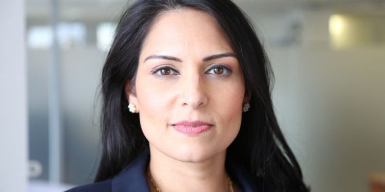 Priti Patel forzada a renunciar tras reunirse con altos funcionarios israelíes