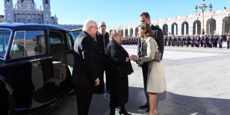 Los reyes de España reciben en Madrid al presidente de Israel