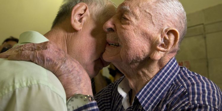 Sobreviviente de Holocausto de 102 años se reúne con sobrino recién hallado