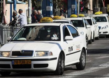 Ilustración: Línea de taxis esperando pasajeros (Kobi Gideon / Flash 90)