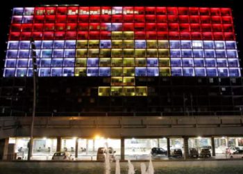 Tel aviv se iluminó con los colores de Egipto en solidaridad tras el atentado terrorista