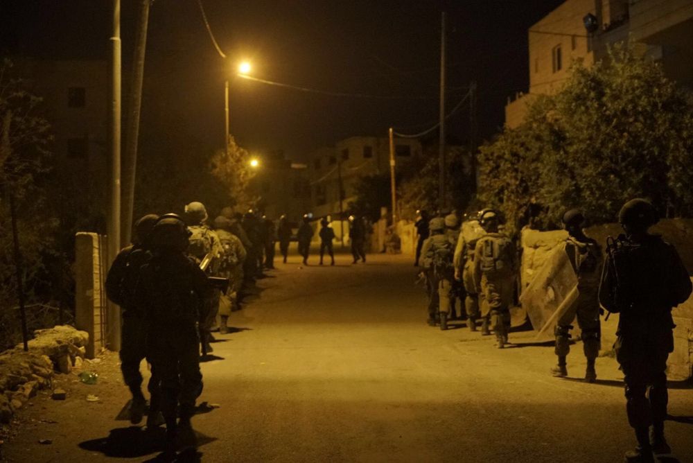 Tropas israelíes marchan hacia la aldea árabe de Bayt Surik antes de demoler la casa de un terrorista que asesinó a tres personas, el 15 de noviembre de 2017. (Fuerzas de Defensa de Israel)